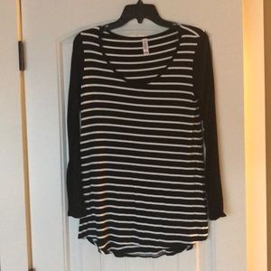 NWOT Black and white striped Lynnae LLR 😍🖤